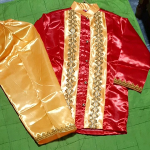 Poland boy costume for ages 4 to 10 years old sizes. Design varies as to available on hand depending on age of the boy. XS to be the smallest ( 4 to 5 y old) and XL is the largest  (10 - 12 y old). Cape is purchase separately