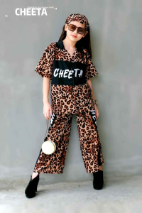 ชุด Set เสื้อเชิ้ตฮาวาย ลายเสือชีตาร์ เสื้อคอปกฮาวายกึ่งครอปทรงโอเวอร์ไซส์ ลายตัดต่อ สกรีนลาย Cheetah แมทคู่กับกางเกงแต่งแถบสกรีนลายจัดเต็ม เพิ่มความน่ารักลงตัว กับผ้าโพกผม สวยจบครบเซ็ทพลาดไม่ได้