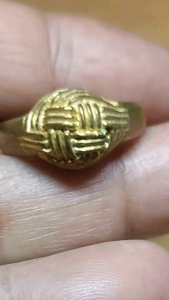 แหวนตะกร้อหลวงพ่อขวัญ วัดบ้านไร่ พิจืตร รุ่นสร้างศาลา ปี 2534  เส้นผ่าศูนย์กลาง 20 มม. ไซส์แหวน 63 สวยน่าสะสม