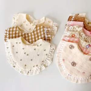 Yếm cổ cúc bấm Papa&Mama hình U chất liệu xô Muslin mềm mại chạy viền bèo xung quanh cho bé