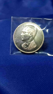 คุ้มเกล้ามีลักษณะทรงกลม - เหรียญมหามงคล ขนาดเส้นผ่านศูนย์กลาง 2.6 ซ.ม. มากของ 3 เนื้อ คือ เนื้อทองคำ เนื้อเงิน และเนื้อนวโลหะ ด้านหน้า พระบรมรูปพระบาทสมเด็จพระเจ้าอยู่หัว รัชกาลที่ 9 ด้านหลัง พระปรมาภิไธยย่อ "ภ.ป.ร." ราคาพิเศษ