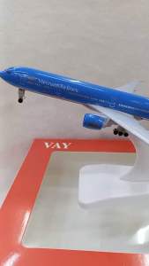 Air Vietnam Boeing 777 Diecast Aircraft Model Toy Collection with Landing Gear Detailed Replica for Collectors