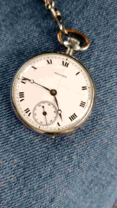 đồng hồ quýt hiệu PANAMA. thụy sỹ sản xuất mặt men kim rốn cọc số la mã kim mắt ngỗng size tầm 40. nguyên zin đang hoạt động tốt. có giá trị sưu tầm cao. thập niên 1930 s