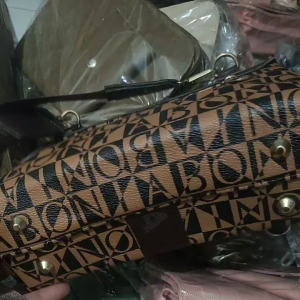 Tas Selempang Boni: Desain Trendy & Praktis untuk Wanita