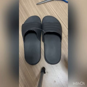 รองเท้ายาง ตำหนิตามภาพ รายละเอียดฟังในคลิปนะคะ ราคาถูก สวยงาม สะดวก!