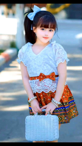 ชุดไทยประยุกต์เด็กผู้หญิง เสื้อลูกไม้แขนตุ๊กตาผูกโบว์ไหล่ กระโปรงสั้นจีบรอบ #cc