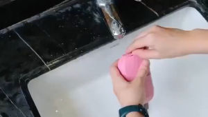 SILICONE ICE FACE ROLLER MANUAL menaikkan semula kulit Menghaluskan kulit Tegangkan kulit Meningkatkan penyerapan serum Mengecilkan dan mengecilkan pori-pori Menghilangkan bengkak  garis bawah mata Mengurangkan keradangan