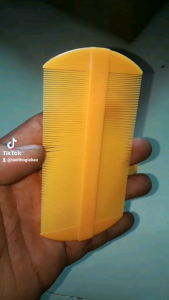 Một chiếc lược dày bằng nhựa