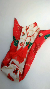 ถุงผ้าใส่ขวดไวน์ Wine gift bag ทำจากผ้าคอตตอนลายคริสต์มาส  2 ชั้น พร้อมเชือกผูกมีพู่ห้อยสวยงาม สำหรับใส่ขวดไวนในเทศกาลคริสต์มาส ปีใหม