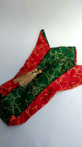 ถุงผ้าหุ้มขวดไวน์ ทําจากผ้าคอตตอนคุณภาพดี 2 ชั้น พร้อมเชือกพู่ห้อยสวยงาม สําหรับใส่ขวดไวน์ ในเทศกาลคริสต์มาส ขนาดก้นถุง 10 cm. สูง 34 cm.