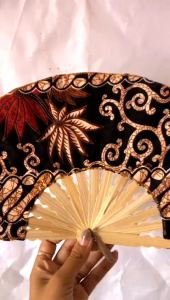 Kipas Souvenir Tradisional: Desain Batik & Bambu