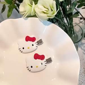 [chuchu] พร้อมส่ง!! ในไทย กิ๊ฟติดผมรูปคิตตี้ รูปแมวคิตตี้ยอดฮิต งานแฟชั่น ติดผม ประดับผม สไตล์น่ารัก 1 ชิ้น