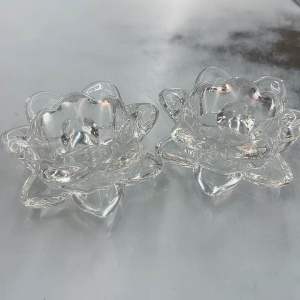 เชิงเทียนแก้วกลีบดอกบัว