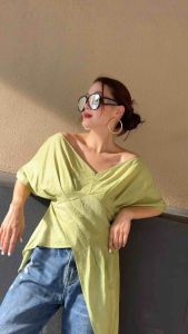 🔖Mirrorsister 50930.6 เสื้อสตรีคอกว้างทรงV ชายยาวด้านนึง ใส่แล้วช่วยพรางช่วงสะโพกและช่วงเอวได้ดี ผ้าเบาไม่หนา ทิ้งตัวสวย