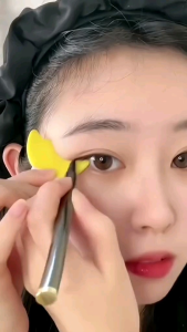 miếng silicon hỗ trợ kẻ mắt và chuốt mascara không bị lem