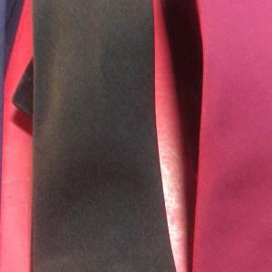 เน็คไท้รสีเดียวของผู้ใหญ่และใช้ในนักศึกษาสถาบัน