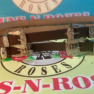 เข็มขัดหนังหัวชุดคาวบอยแฝด2เนื้อซิ้งค์นิเกิลขนาด7หุนหนังสีนำ้ตาลแบรนด์Guns-n-roses