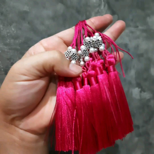 พู่ขนาดเล็ก เฉพาะตัวพู่ยาว 8 cm. ประดับด้วยโลหะรูปเงื่อนอนันตภาคย์ (เงื่อนอนันตภาคย์หรือเงื่อนแห่งสิริมงคล ปมเงื่อนที่คดเคี้ยวไปมา แต่ทุกช่องทางล้วนสามารถผ่านได้โดยตลอด ) มัดขั้วด้วยห่วงเชือกถัก ใช้ประดับได้ทั่วไป