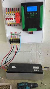 ชาร์จเจอร์ ตัวควบคุมพลังงานแสงอาทิตย์ MPPT 60 แอม์160V มีเบรคเกอร์ควบคุมแบตรี่และแผง Search ป้องกันฟ้าผ่า เทอร์มินอลต่อสายสี่ช่อง ประกอบสำเร็จรูป หน้าจอใหญ่ตั้งค่าง่าย กำลังไฟอินพุตจากแผงPV (800 w12v)(1600w24v)(2250w36v(3200w48v)