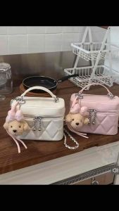 [ 𝐅𝐔𝐋𝐋𝐁𝐎𝐗 QUÀ TẶNG 🎀 ] Túi Cầm Tay Đeo Chéo Chần Bông Charm Gấu Nơ Hồng CEEKAY Chính Hãng Style Tiểu Thư Hàn Quốc