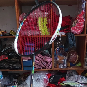 RAKET BADMINTON LINING TECTONIC 9 PULL CARBON 30 LBS BONUS TAS GRIP