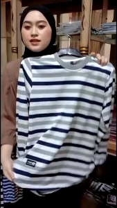Kaos Oval Wanita Lengan Panjang Motif Garis Bahan Katun