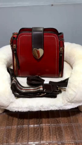 ลดต่ำกว่าทุน(ส่งไวไทย) ถ่ายจากสินค้าจริง กระเป๋าสะพายข้างผญ งานสวยหนังดีมากหนา ใช้ทนไม่บอกบาง มีเก็บเงินปลายทาง