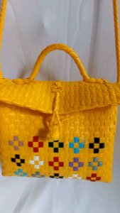 TAS SELEMPANG ANYAMAN KUNING MOTIF TUTUP KANCING SIZE S - SHOULDER BAG HANDMADE WOVEN