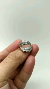 - แหวน เงินแท้ 92.5% งานส่งออก ฝังเพชรสวิส cz เกรด 5A หน้าแหวนกว้าง 1.7 ซม. หนัก 4.8-5.2 กรัม ดีไซน์สวยหรู ดูแพง เคลือบทองคำขาวแล้วครับ ใส่ไม่ดำ และไม่ซ้ำใคร