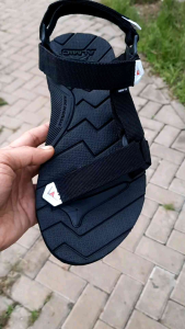 Sandal Gunung Adventure Edge Hitam: Sendal Gunung Outdoor Pria Wanita
