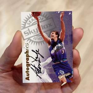 ADAM KEEFE 🏀 ลายเซ็น On Card ✍🏼 การ์ดสะสมบาสเก็ตบอล NBA 🏀 Skybox Premium AUTOGRAPHICS 🇺🇸 Utah Jazz 🏀 สวย คม หายาก ✍🏼 NM 🏀 ตำนาน ยูท่าห์ แจ๊ส 🇺🇸 Vintage 🏀