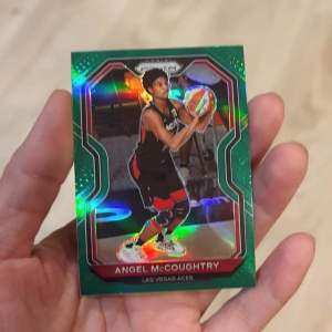 ANGEL McCOUGHTRY 🏀 WNBA 🏀 การ์ดสะสมบาสเก็ตบอลหญิง ⚽️ EMERALD GREEN PRIZM CARD 🇺🇸 Las Vegas Aces 🏀 สวย Refractor 🏀 NM WOMEN BASKETBALL 🇺🇸