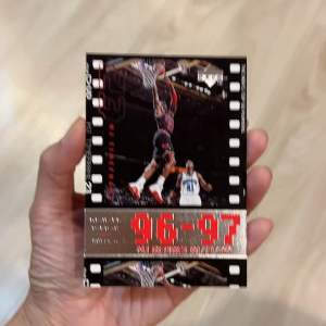 MICHAEL JORDAN 🏀 ชิคาโก้ บูลส์ 🏀 การ์ดสะสมบาสเก็ตบอล NBA 🏀 1999 Upper Deck MJ RETIREMENT JUMBO CARD 🏀 3 1/2" x 5" COLLECTORS CARD #12 🇺🇸 Chicago Bulls 🏀 ไมเคิล จอร์แดน 🇺🇸 RARE HOF 🏀 สวย มีตำหนิเล็กๆ 🩹