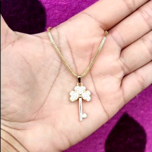 Kalung Milano Kaca & Liontin Motif Kunci: Perhiasan Emas Kalung Wanita Dewasa