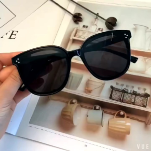 Kacamata Hitam Titik Tiga Korea Fashion Pria Wanita