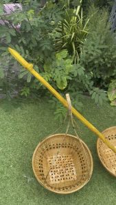 หาบกระจาดลายขัดดอก รูปทรงกลม ขนาดกว้าง 15 - 16 นิ้ว ความสูงประมาณ 70 เซนติเมตร พร้อมไม้คาน ครบ 3 ชิ้น