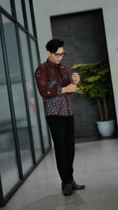 Kemeja Batik Pria Slimfit Motif Cendana Merah Maroon Gelap