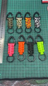 พวงกุญแจถักเชือก paracord 4mm. ตะขอเกี่ยววัสดุพลาสติกเหนียว แข็งแรง ทนทาน ความยาว 10 cm. มีหลากหลายสีให้เลือก