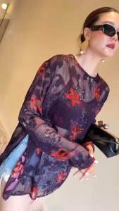 เสื้อผ้าซีทรูพิมพ์ดอกไม้โทนสีหรูตัวเสื้อคอกลมกระดุมหลัง แขนยาว Tage::Mirror Sister