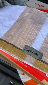 Kain pelikat gajah duduk putih ada Jalur belakang