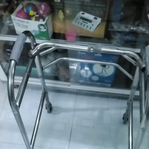 ( có video sản phẩm) Khung tập đi cho người già yếu inox Việt Nam loại tốt gậy 4 chân chống inox Việt Nam loại tốt