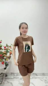 Bộ cotton thái đồ bộ thun thái áo thun thái êm mềm mát chất mềm mịn. Cô gái cầm điện thoại