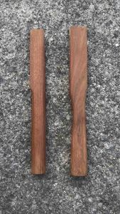 ด้ามขวาน ด้ามมุย ด้ามฆ้อน ด้ามไม้ ผลิตจากไม้ประดู่ ไม้สัก ไม้เนื้อแข็ง ใช้สำหรับเข้าด้ามกับขวานได้ทุกรุ่น