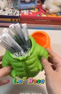 Bút chì và kéo đựng trong hộp bông màu pastel hình áo khoác