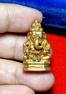 พsะพิฆเณศวร รุ่น ฉลอง ๑๐๐ ปี  พsะsาชวังสนามจันทร์ สำนักพsะราชวัง จัดสร้าง ปี 2550 ใต้ฐานยิงโค้ดเลเซอร์ ตราพsะมหาพิชัยมงกุฎ.