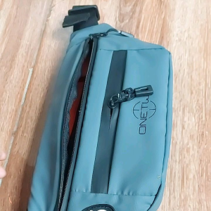 Tas Waist Bag Waterproof Onetwo: Tas Slempang & Tas Pinggang yang Multifungsi