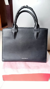 Tas handle wanita preloved bekas pakai kondisi apaadanya minusnya lapisan kulit tali handle nya sdh kikisfuring bersih berembos resleting berfungsi kepala zipper masih utuh berembos tdk ada tali panjangnya dijual apaadanya size 29x23