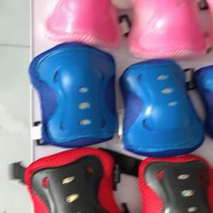 Bộ bảo hộ chân tay cho bé khi đi xe đạp trượt patin dày dặn an toàn