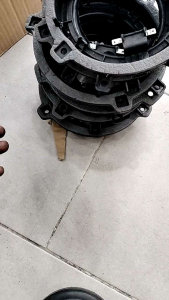 ĐẾ DƯỠNG LOA 13CM THÁO XE HUYNDAI 3 LỖ ỐC CẮM GIẮC ZIN CỦA XE ( GIÁ 1 CÁI)