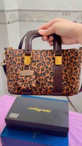 (TẶNG LY THUỶ TINH HOA ĐÀO)Túi xách quảng châu cao cấp giá rẻ túi vân beo size 22cm sang trọng độc lạ xinh xắn